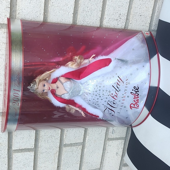 2001 Christmas Barbie - Picture 2 of 10
